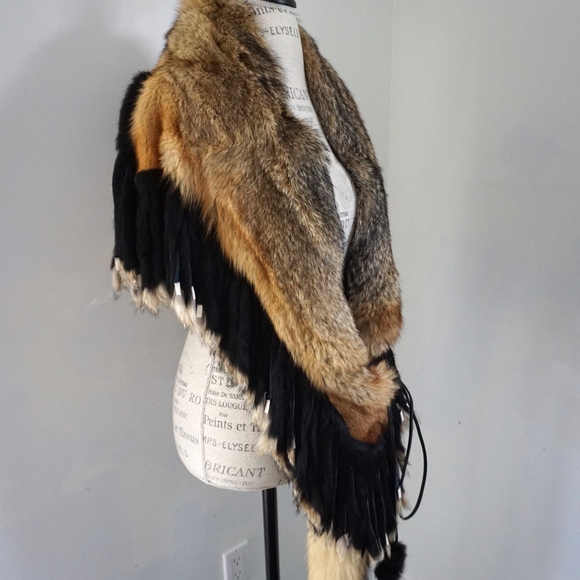 Virtual RUNWAY Collection Fox Wrap Poncho Fringe - Picture 5 of 6